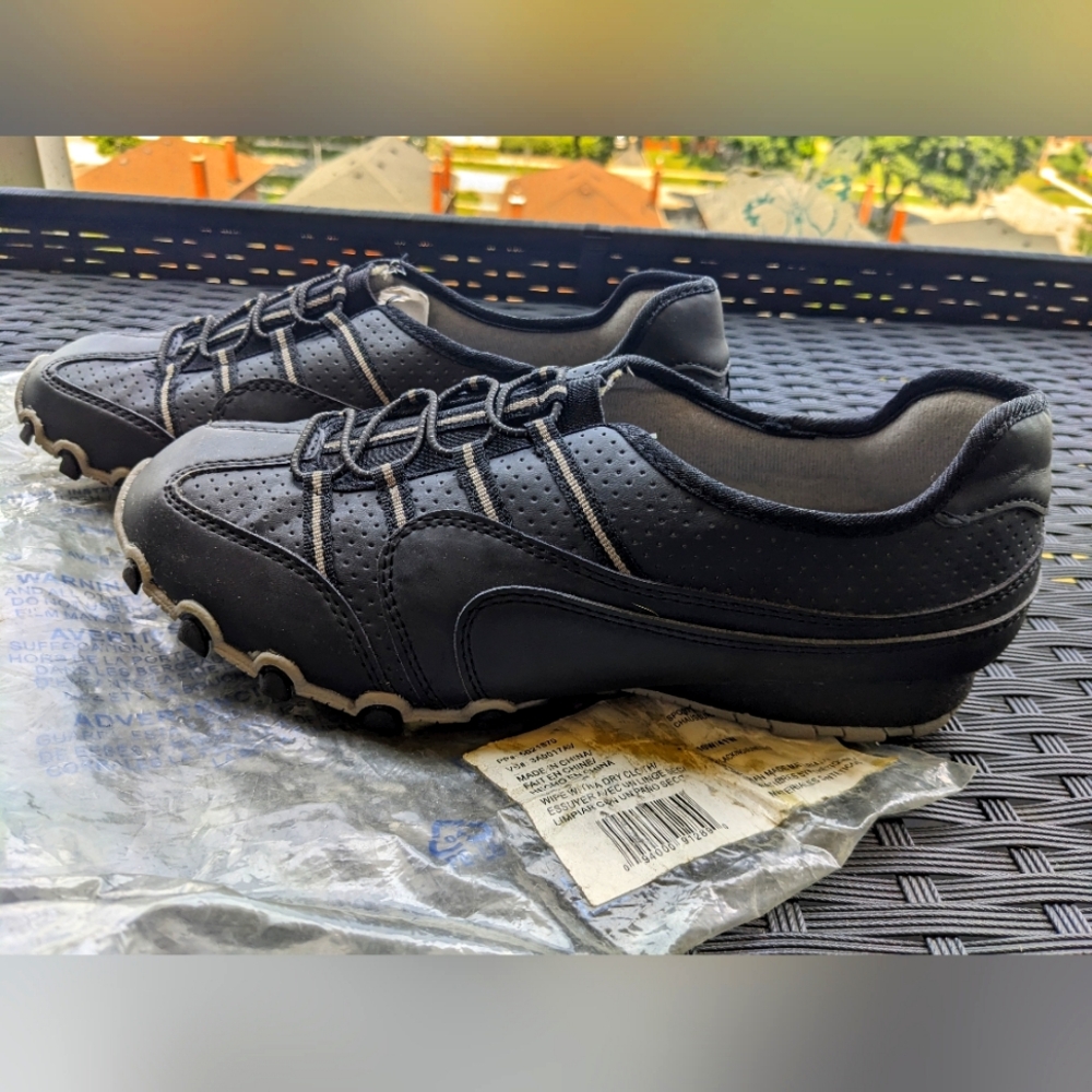 Casual walking shoes